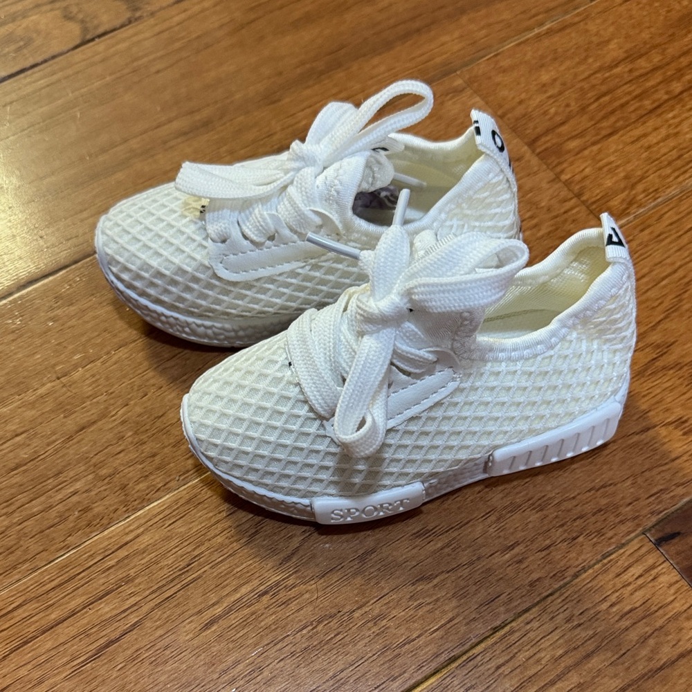 Girls size 5 tennis shoes